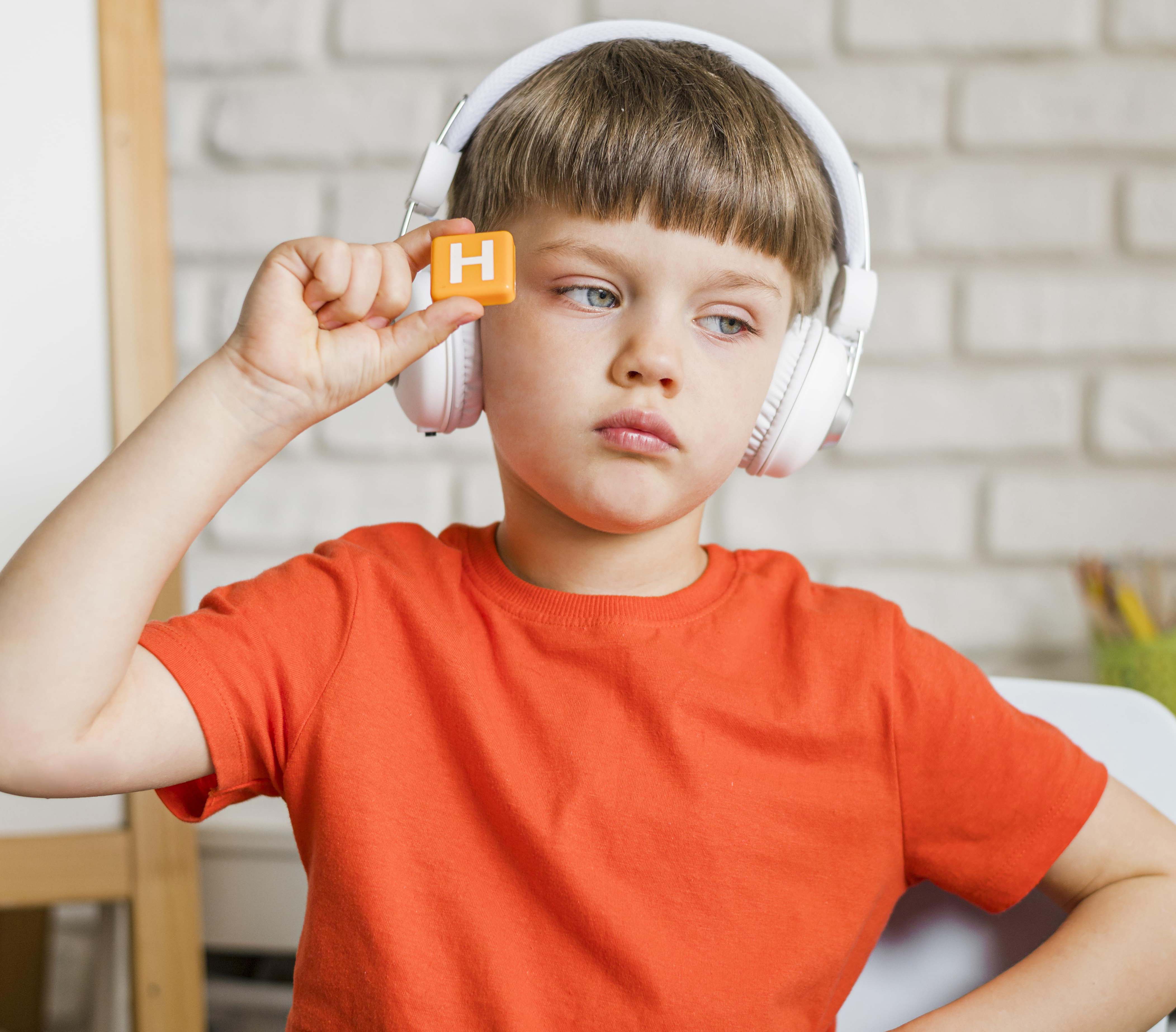 medium-shot-child-with-headphones